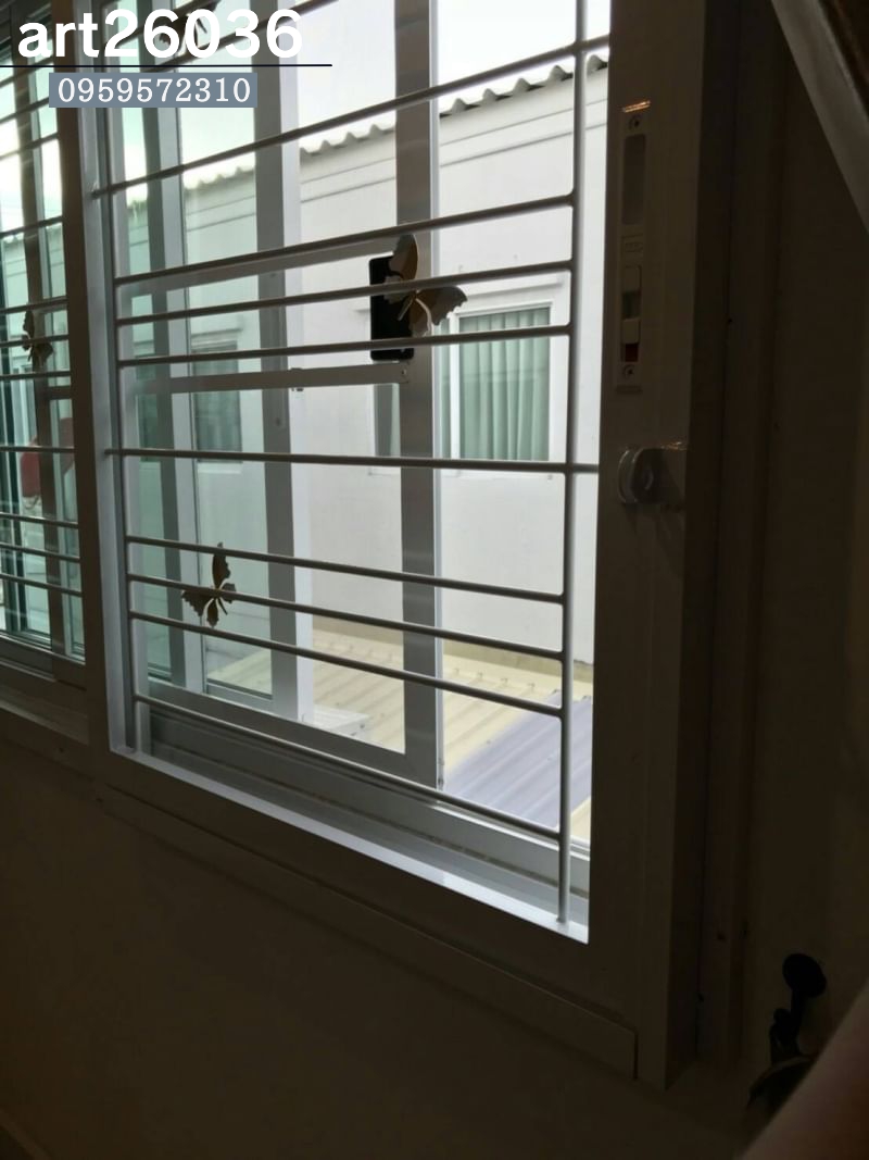 ติดตั้งเหล็กดัดลายผีเสื้อพร้อมมุ้งลวด ผ้าม่าน