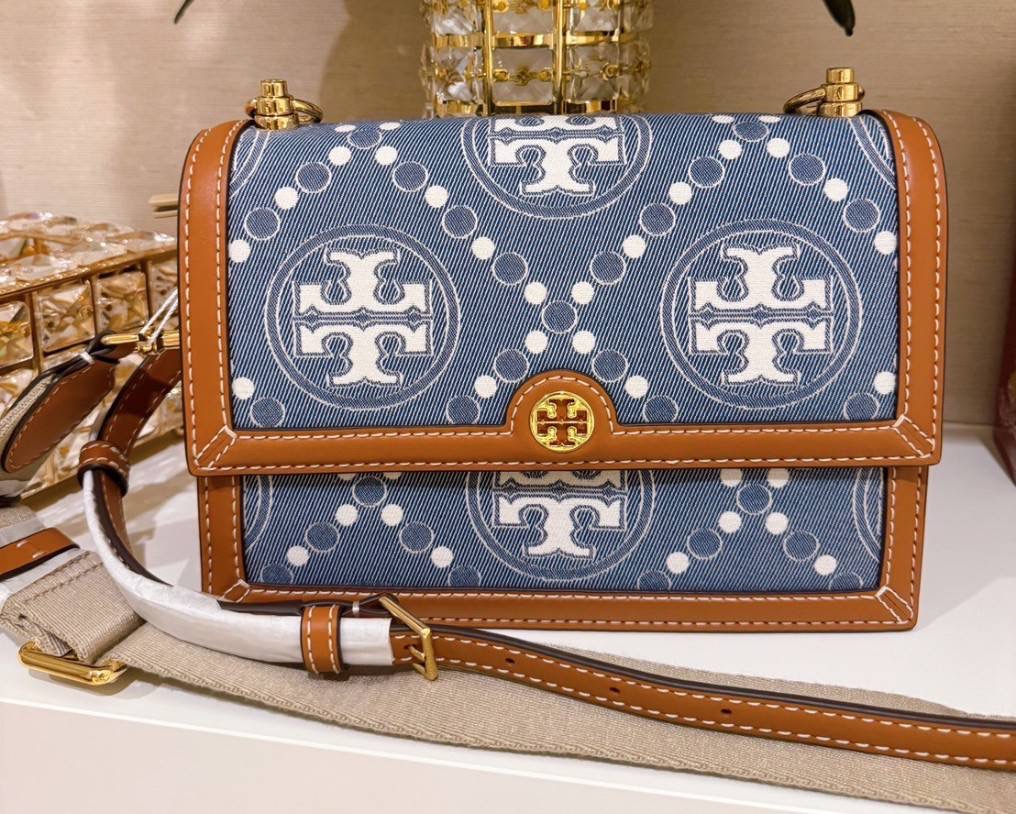 ใหม่ล่าสุด New Tory Burch TMONOGRAM DENIM SMALL SHOULDER BAG ขนาด Height: 5.9″ (15cm), length: 9″ (23cm), depth: 3.5″ (9cm)