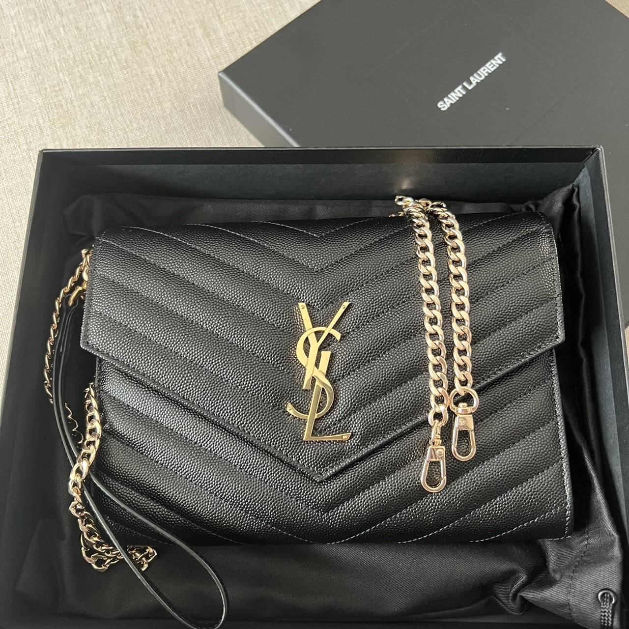 โปร New Ysl flap cluth y.22 ขนาด 8 x 6.5 x 1 นิ้ว