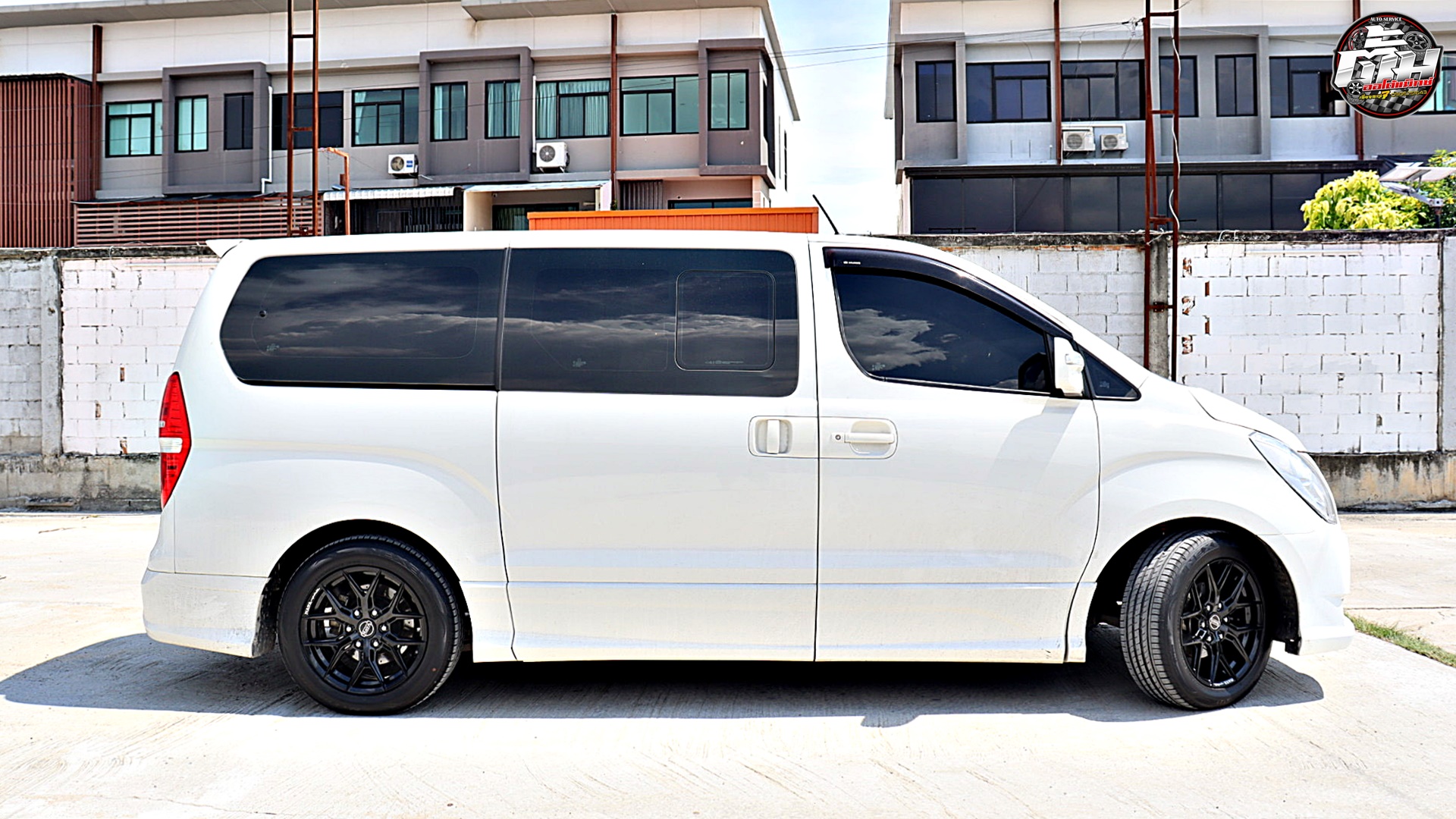 HYUNDAI H-1 เปลี่ยนล้อแม็กซ์ NAYA ALPHA-6 ขอบ18นิ้ว