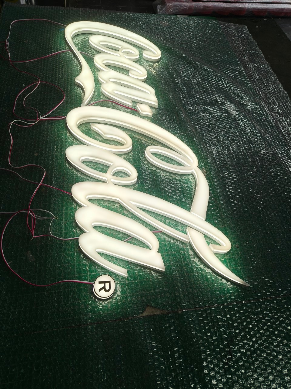 อักษรไฟออกรอบตัว ''โคคา โคล่า''