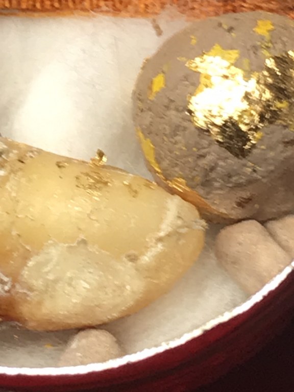 พระทันตธาตุ ครูบาสิทธิ วัดปางต้นเดื่อ อ.แม่อาย จ.เชียงใหม่ เจ้าของเดิมชื่อคุณบอม เคยเป็นเภสัชโรงพยาบาลสันทราย จ.เชียงใหม่ ปัจจุบันอายุ 47 ปี (บันทึก พ.ศ.2566) เคยเป็นศิษย์และนับถือครูบาสิทธิตั้งแต่ปี 2549 - 2555 จนครูบาสิทธิท่านมรณภาพ