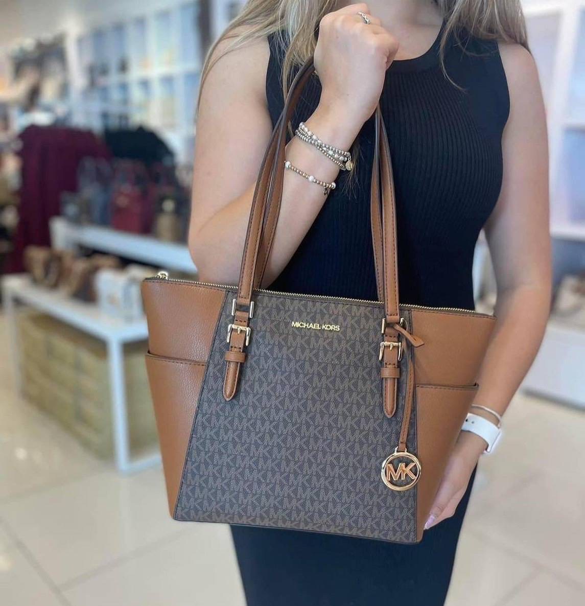 รอบใหม่เข้าแล้วค่ะ New Michael Kors Tote charlotte zip - ปากกระเป๋า 15 นิ้ว ฐาน 10 นิ้ว สูง 10 นิ้ว