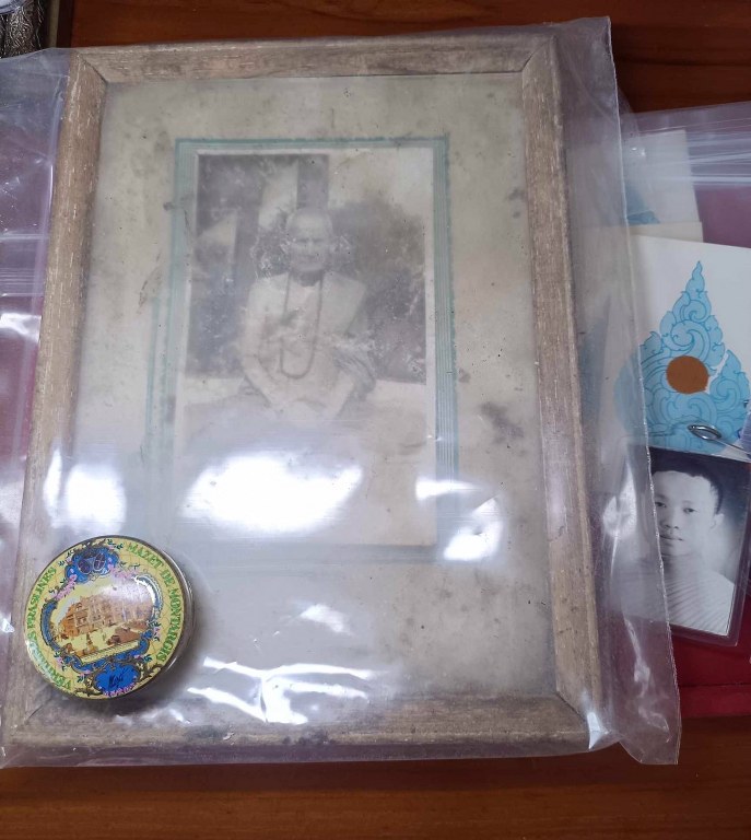 พระทันตธาตุ พร้อมรูปถ่ายครูบาเผือก วัดบ้านชั่งแปลง8 ดอยเต่า จ.เชียงใหม่ ได้จากคุณแม่เล็ก อายุ 63 ปี อาชีพขายปลาสดในตลาด อ.ดอยเต่า คุณแม่ได้สืบมาจากพ่อมูล หรือปู่มูล ท่านเป็นคน อ.ดอยเต่า เป็นศิษย์และหลานครูบาเผือก ท่านได้พระทันตธาตุนี้มาเมื่อปี 2515