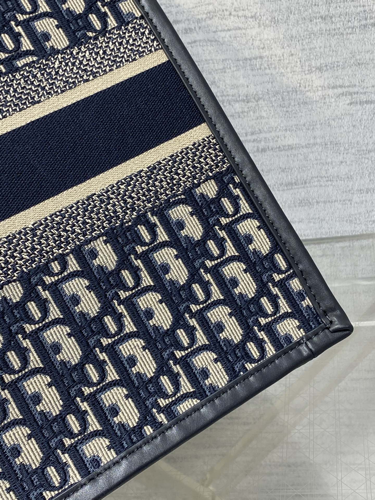 [Pre-order]กระเป๋า Dior Medium Book Tote Blue Dior Oblique with strap งานเกรด Vip คุณภาพดีที่สุด