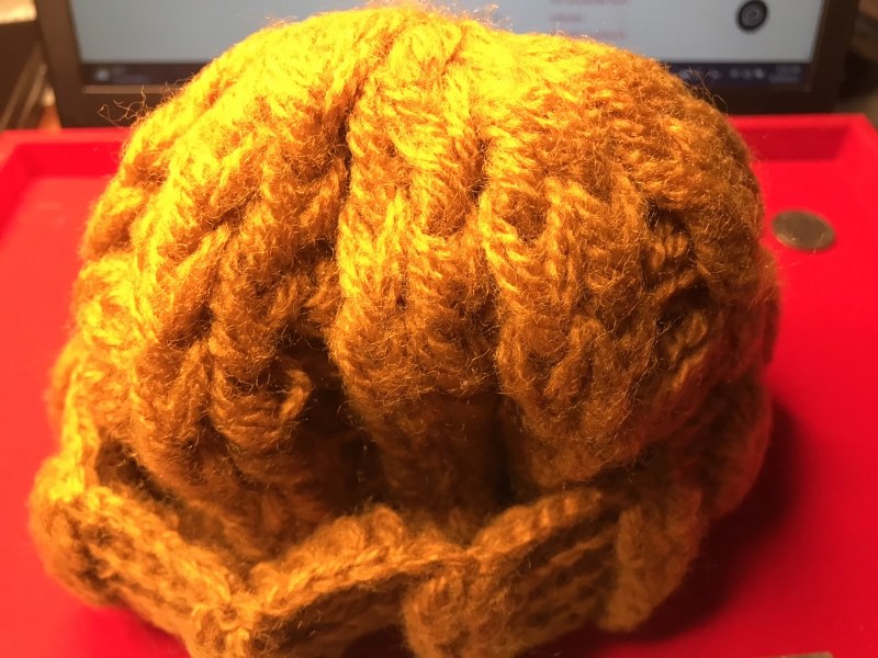 หมวกนี้ได้มาจากคุณลุงพิษณุ ฤทัยรัตน์เจริญ ปัจจุบัยอายุกว่า ๖๐ ปีแล้ว เป็นชาวกะเหรี่ยงชาวห้วยต้ม หลวงปู่ได้ให้หมวกนี้แก่คุณลุงเมื่อคราวเดินทางไปเชียงราย