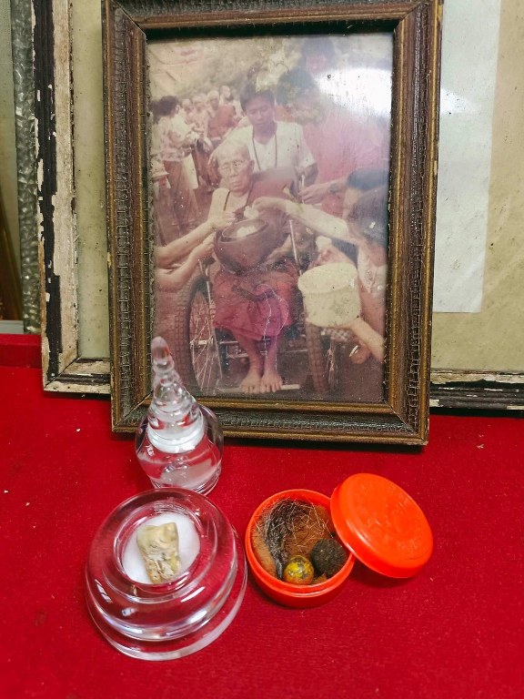 พระทันตธาตุ / พระเกศา / ลูกอมไคลธาตุ / รูปถ่าย / หมวกไหมพรม / รัดประคต เป็นของครูบาเจ้าพรหมจักร วัดพระพุทธบาทตากผ้า ชุดนี้เดิมเป็นของพ่อหนานถา เป็นศิษย์ใกล้ชิดดูแลหลวงปู่ครูบาพรหมจักร ในยุคปลายก่อนที่หลวงปู่ท่านจะนิพพาน