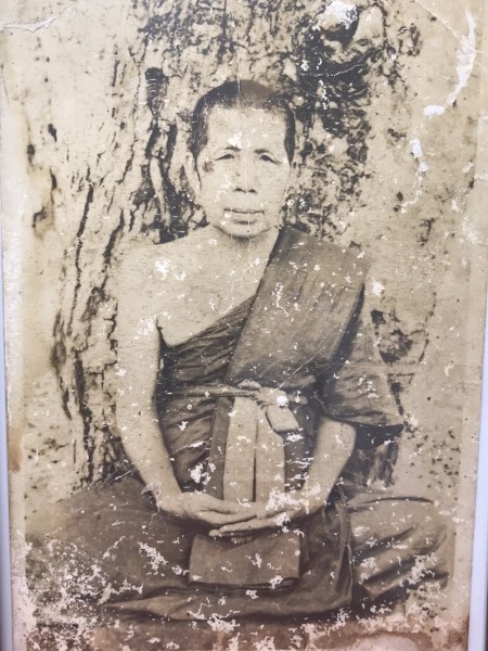 รูปถ่ายครูบาพรหมจักร วัดพระพุทธบาทตากผ้า ทันหลวงปู่ รูปนี้หากดั้งเดิมจะต้องเป็นกรอบไม้ แต่คงจะชำรุดมากแล้ว เพราะตอนได้มาเป็นรูปเปล่า และนำมาใส่กรอบใหม่