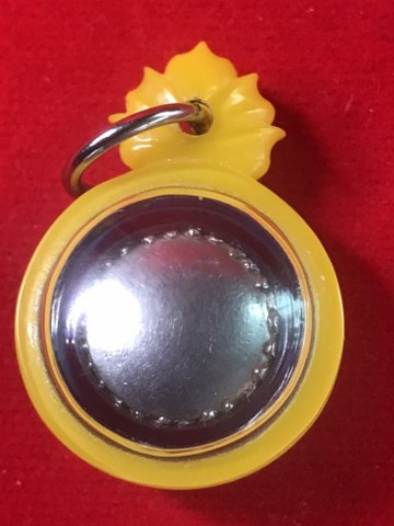 ๑. พระทัตธาตุ ครูบาแก้ว สุทโธ ๒.รูปถ่ายด้านหลังติดจีวร ๓. ล็อกเกตรุ่นแรก ปี ๑๘ ๔. เม็ดประคำจำนวน ๑ เม็ด ๕. รูปถ่ายด้านหลังติดพลอยคำ และ ๖.รูปหล่อรุ่น ๑ ของหลวงปู่แก้ว สุทโธ วัดดอยโมคลาน จ.เชียงใหม่