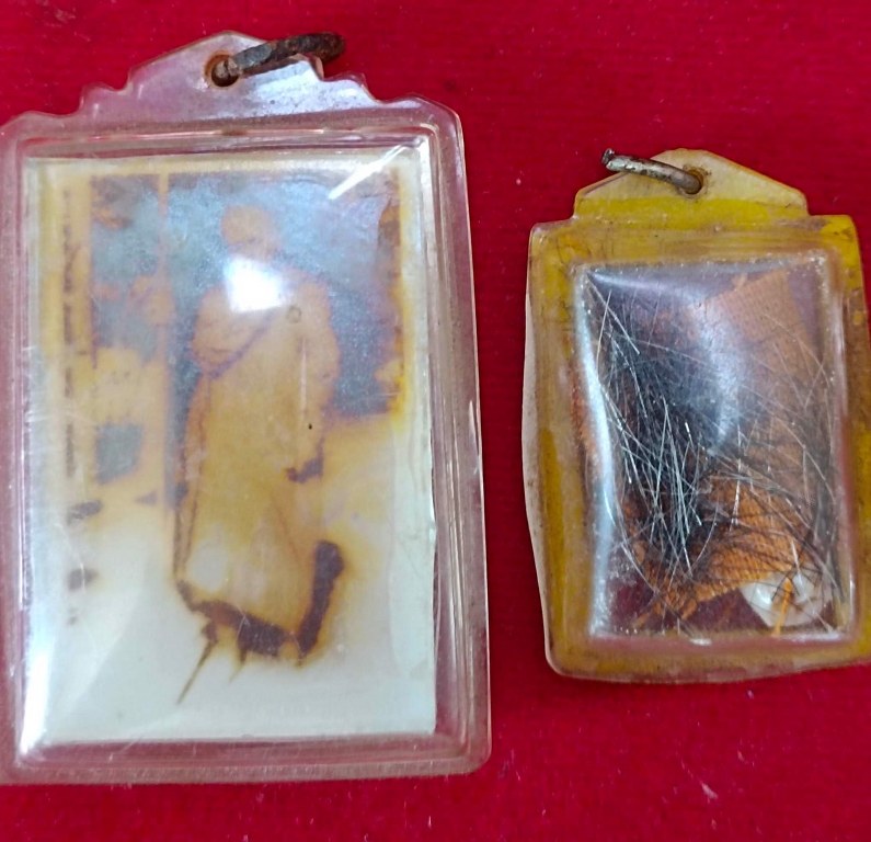 พระทันตธาตุ จีวร เกศา รูปถ่าย หลวงปู่แหวน วัดดอยแม่ปั๋ง เลี่ยมโบราณ ไม่น้อยกว่า 40 ปี เจ้าของเดิมเป็นศิษย์รับใช้หลวงปู่แหวน เป็นครูที่ อ.พร้าว ชื่อคุณพ่อประจักษ์ อายุ 95 ปี ปัจจุบัน (พ.ศ.2566) ยังมีชีวิตอยู่ ท่านเคยรับใช้หลวงปู่แหวน ช่วงปี 2524-2528