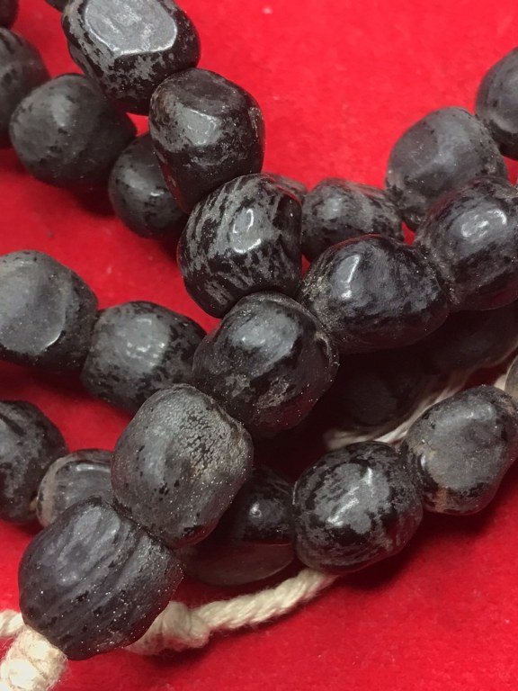 ประคำเม็็ดกล้วยป่า ครูบาชัยยะวงศา เส้นนี้ได้มาจากชาวแม่ตืน ซึ่งเป็นคนเก็บสะสมวัตถุมงคลหลวงปู่ครูบาชัยยะวงศา ซึ่งได้ต่อมาจาก ชาวลี้ แต่ไม่ทราบข้อมูล เม็ดกล้วยป่านี้ หลวงปู่เคยบอกว่า ดี ๆ ๆ ๆ เพราะสัตว์ต่าง ๆ ต่างมากินกล้วยป่า ถือเป็นเมตตา