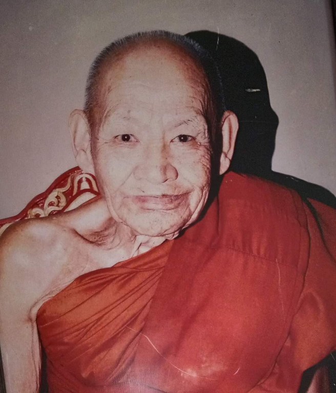 พระทันตธาตุ ครูบาสิทธิ วัดปางต้นเดื่อ อ.แม่อาย จ.เชียงใหม่ เจ้าของเดิมชื่อคุณบอม เคยเป็นเภสัชโรงพยาบาลสันทราย จ.เชียงใหม่ ปัจจุบันอายุ 47 ปี (บันทึก พ.ศ.2566) เคยเป็นศิษย์และนับถือครูบาสิทธิตั้งแต่ปี 2549 - 2555 จนครูบาสิทธิท่านมรณภาพ