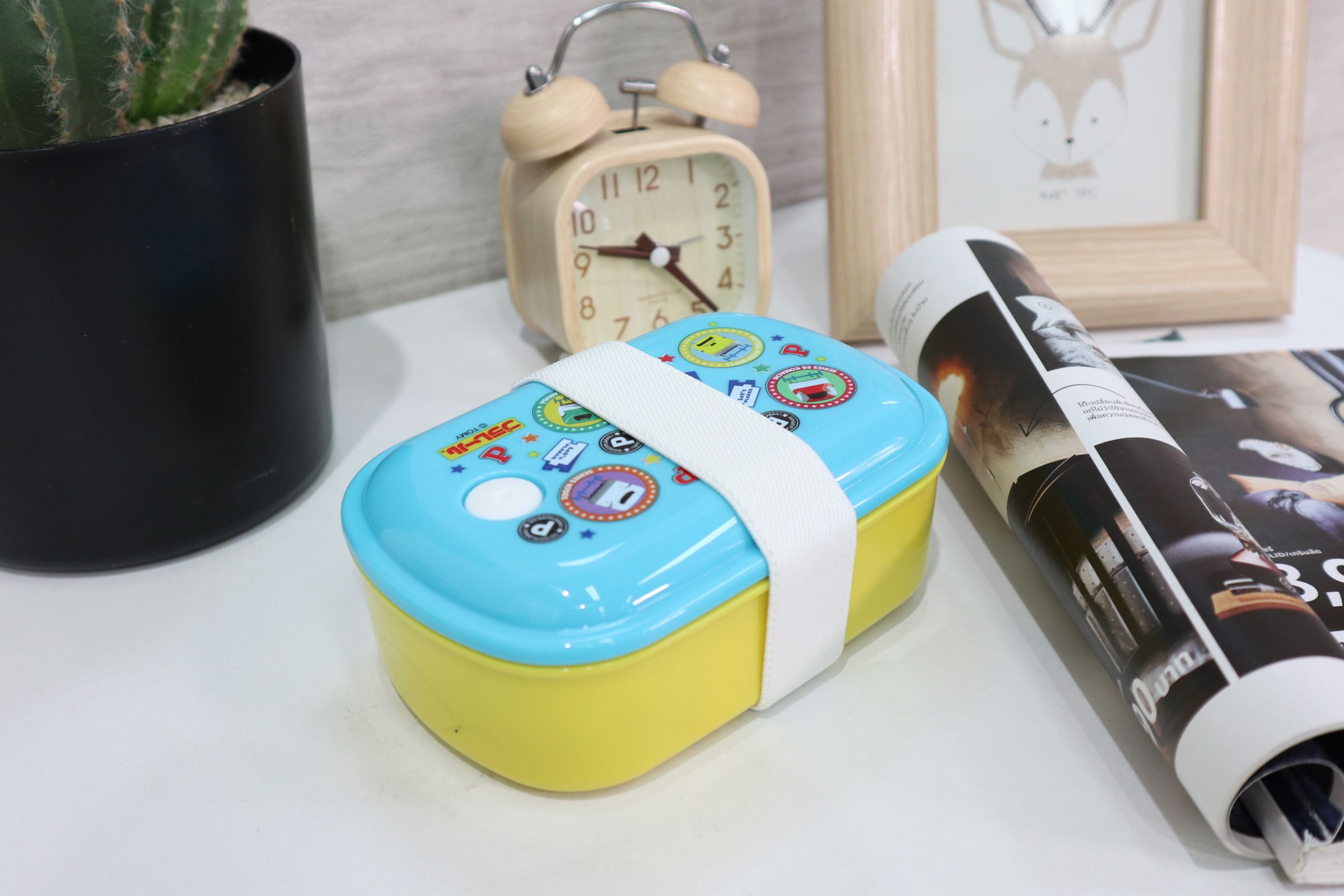 Lunch box กล่องข้าวพลาสติก พร้อมสายรัด JP Quality 380ml 10x14x6 cm