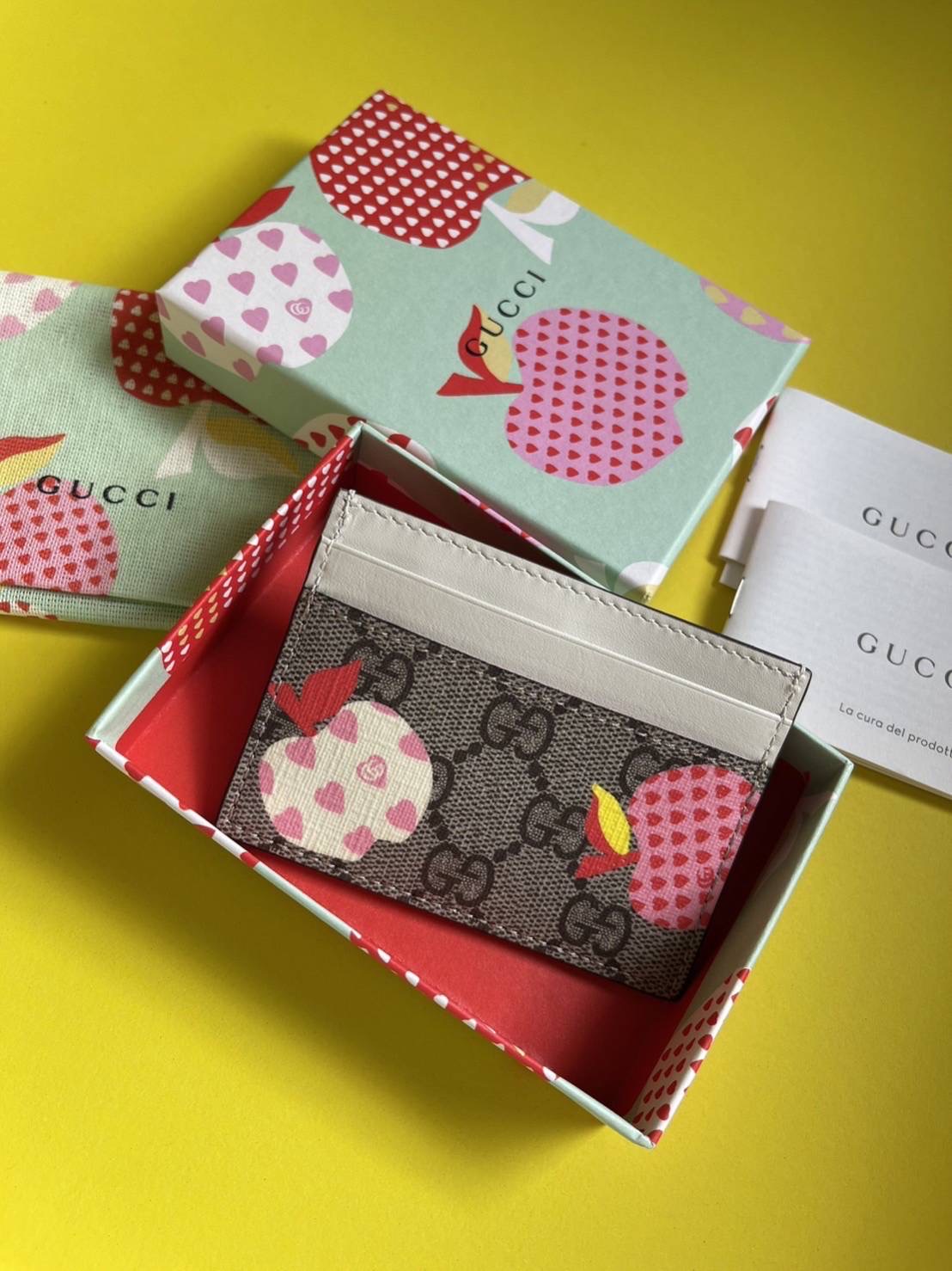 New Gucci Card Case 🍎 ช่องใส่การ์ด 4 ช่อง ช่องกลางใส่แบงค์พับครึ่งได้ค่ะ ขนาด 10 x 7.5 cm