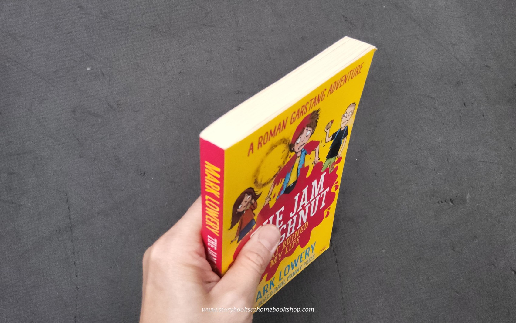 วรรณกรรมเยาวชน ** **หนังสือนิทานปกอ่อน** 🍅🍅THE JAM DOUGHNUT THAT RUINED MY LIFE BY MAKE LOWERY