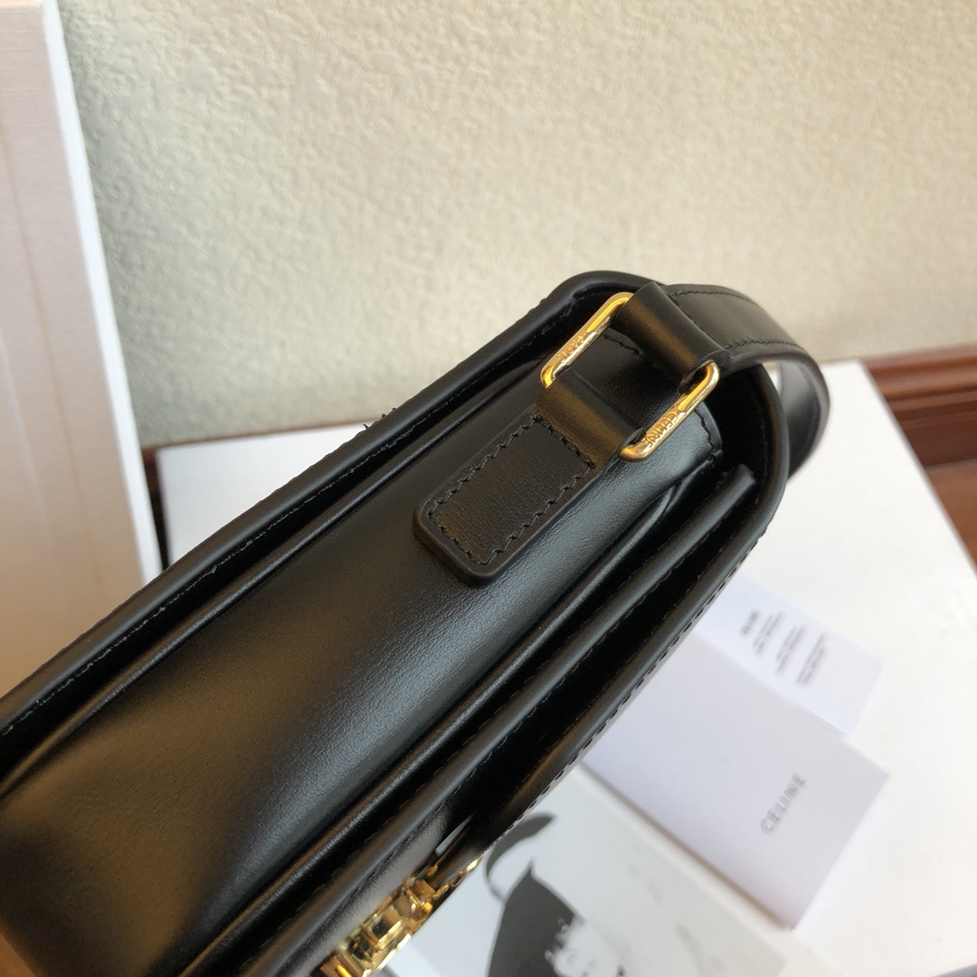 [Pre-order] Celine Teen Triomphe Bag in shiny calfskin Black งานเกรดเทียบแท้ งานvip คุณภาพดีที่สุด