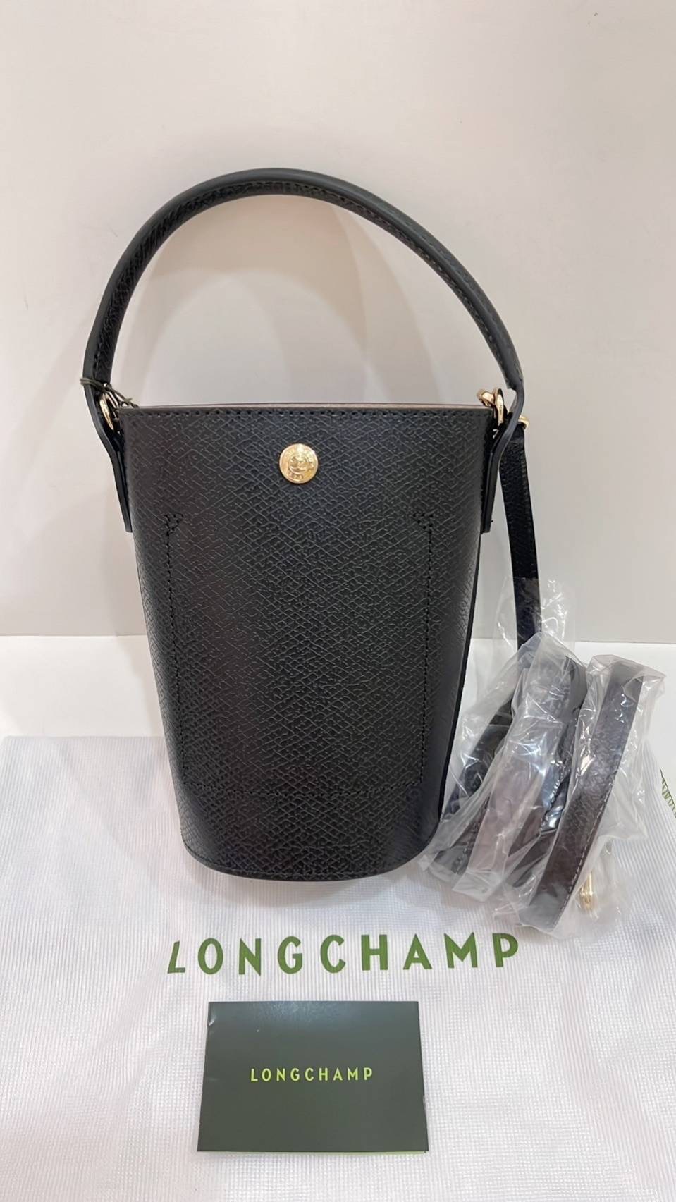 พร้อมส่ง 🔥 สียอดฮิต New Longchamp Épure Crossbody Bag สีดำ สวยคลาสสิค สะพายเข้ากับทุกชุด ขนาดน่ารักกำลังดี สะพายเที่ยววันหยุดชิวๆ คล่องตัวฝุดๆ จัดด่วนๆ Dimensions : 11.5 cm (L) x 18 cm (H) x 11.5 cm (W) อุปกรณ์ การ์ดเขียว