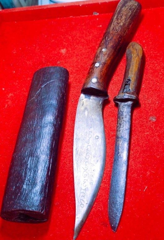 มีดหมอ มีรอยจาร และมีดทำน้ำมนต์ ครูบาชัยยะวงศา ได้มาจากลูกศิษย์ครูบาวงศ์ ปัจจุบัน อายุ 58 ปี ท่านเป็นหมอยารักษาชาวบ้านแถวนั้น ชื่อหนานวิระชัย หรือชาวบ้านเรียกว่าหมอวิระชัย เคยบวชเรียนที่วัดห้วยต้ม ตั้งแต่เป็นเณร เมื่อปี 2525 ถึงปี 2545