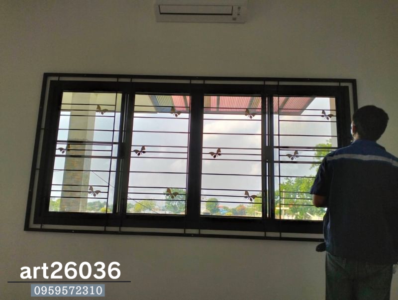 เหล็กดัดพร้อมมุ้งลวด สีดำ ผีเสื้อ