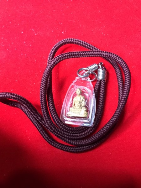 รูปหล่อหลวงปู่ครูบาชัยยะวงศา วัดพระะพุทธบาทห้วยต้ม พร้อมเลี่ยมและเชือกจากวัด เมื่อตอนเช่ามา ทางวัดติดป้ายไว้ว่า ปี ๒๕๒๕ แต่ผมว่าน่าจะเป็นปี ๒๕๓๕ มากกว่าครับ