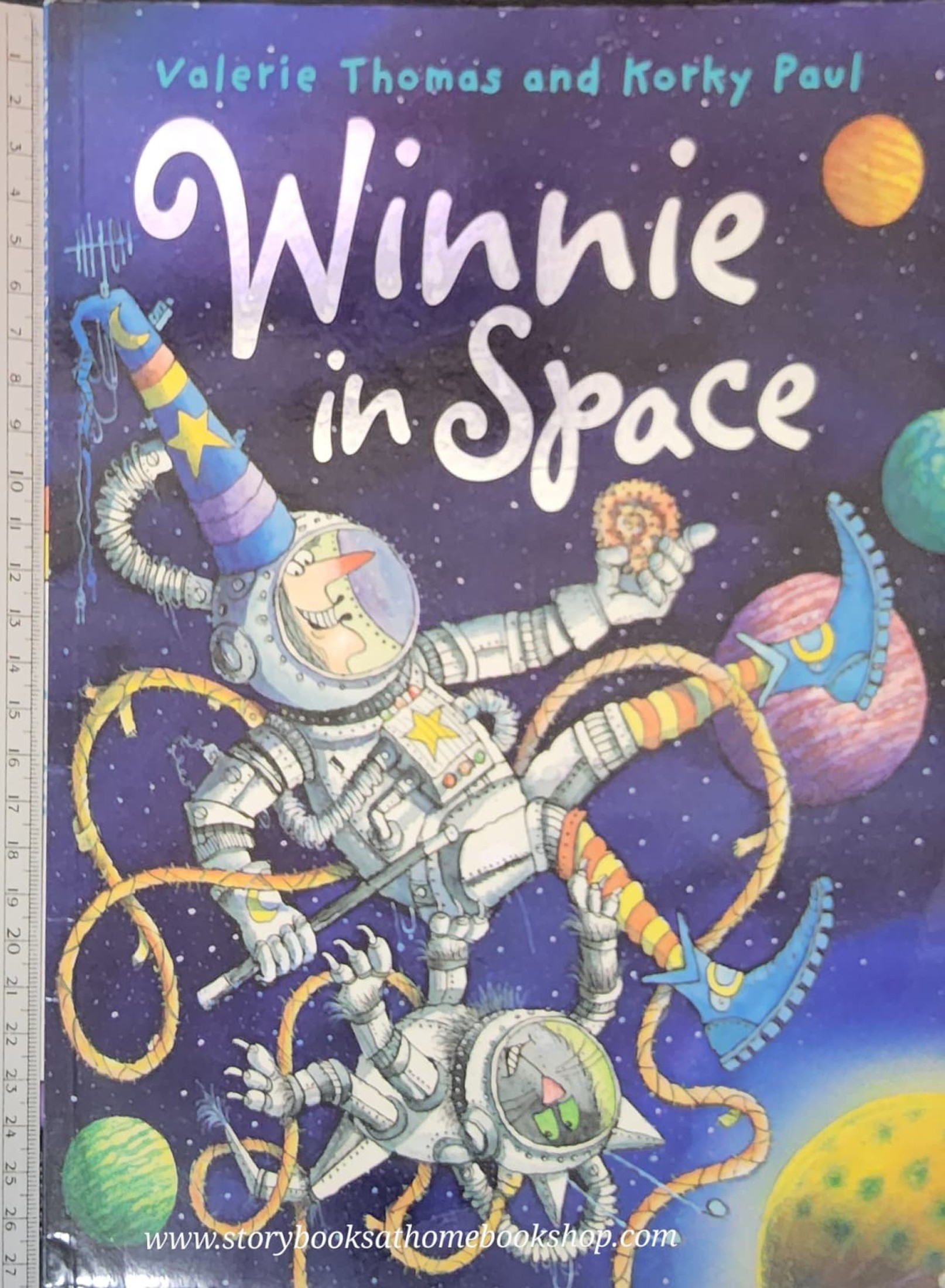 หนังสือนิทานปกอ่อน** 🍅WINNIE the Witch: WINNIE IN SPACE by Valerie Thomas and Korky Paul