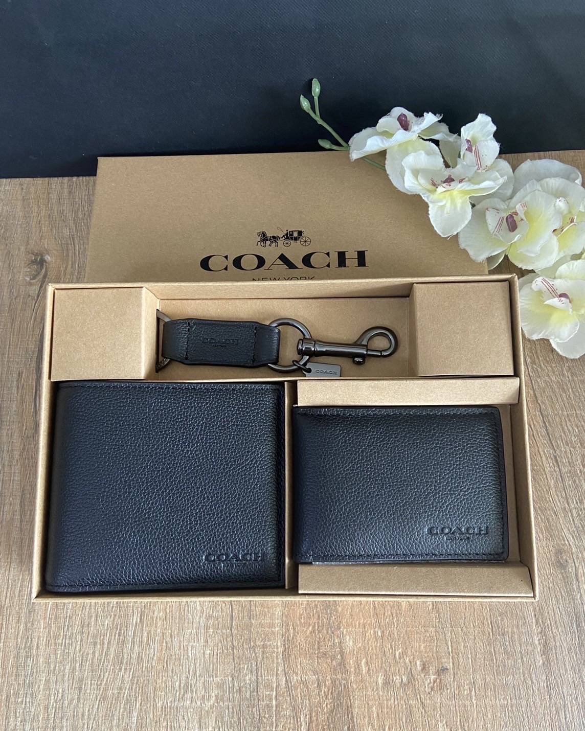 New COACH BOXED 3-IN-1 WALLET GIFT SET ขนาด 4 1/4" (L) x 3 3/4" (H) x 3/4" (W)