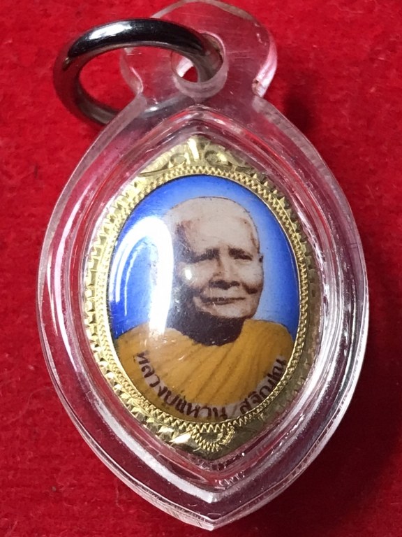 ล็อกเกตหลวงปู่แหวน ประมาณปี 252x ร้านทองสร้างถวาย เป็นทอง 90 บาง ๆ มีโค้ดร้านทอง จำนวน ๓ องค์