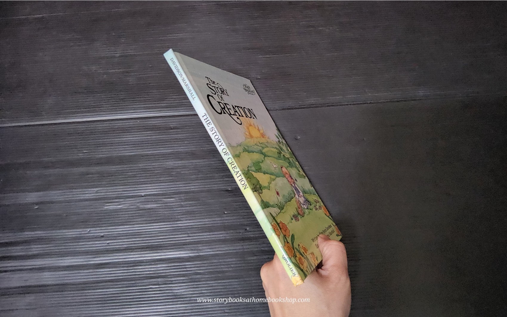 หนังสือนิทานปกแข็ง ** 🍅🍓AN ALICE IN BIBLELAND STORYBOOK:THE STORY OF CREATION