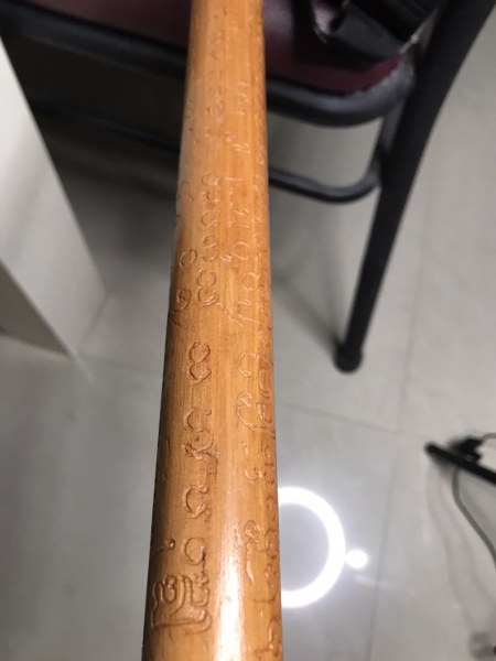 ไม้เท้าหลวงปู่ครูบาชัยยะวงศา วัดพระพุทธบาทห้วยต้ม จารตลอดด้าม ด้ามนี้ได้มาจากคุณลุงพิษณุฯ ชาวกะเหรี่ยงชาวห้วยต้ม คุณลุงได้มาเมื่อตอนอยู่ที่กุฏิกับหลวงปู่ จำปีไม่ได้ ผมได้เช่าวัตถุมงคลหลายอย่างมาจากคุณลุง