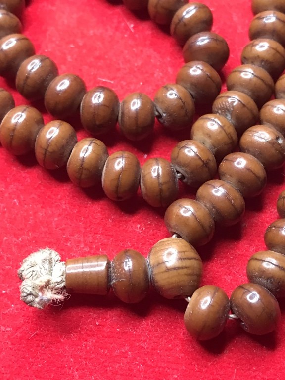 ประคำลูกหวาย ครูบาชัยยะวงศา ได้มาจากคุณยายท่านหนึ่ง ที่หมู่บ้านโบราณข้างวัดพระพุทธบาทห้วยต้ม หมู่บ้านโบราณนี้เรียกว่าหมู่บ้านน้ำบ่อน้อย มีบ่อน้ำศักดิ์สิทธิ์ที่มีน้ำตลอดเวลา ไม่มีแห้ง เป็นหมู่บ้านที่ไม่มีสิ่งอำนวยความสะดวก ดำเนินชีวิตตามวิถีครูบาวงศ์