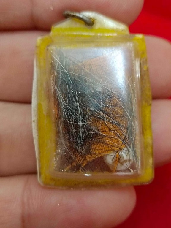 พระทันตธาตุ จีวร เกศา รูปถ่าย หลวงปู่แหวน วัดดอยแม่ปั๋ง เลี่ยมโบราณ ไม่น้อยกว่า 40 ปี เจ้าของเดิมเป็นศิษย์รับใช้หลวงปู่แหวน เป็นครูที่ อ.พร้าว ชื่อคุณพ่อประจักษ์ อายุ 95 ปี ปัจจุบัน (พ.ศ.2566) ยังมีชีวิตอยู่ ท่านเคยรับใช้หลวงปู่แหวน ช่วงปี 2524-2528