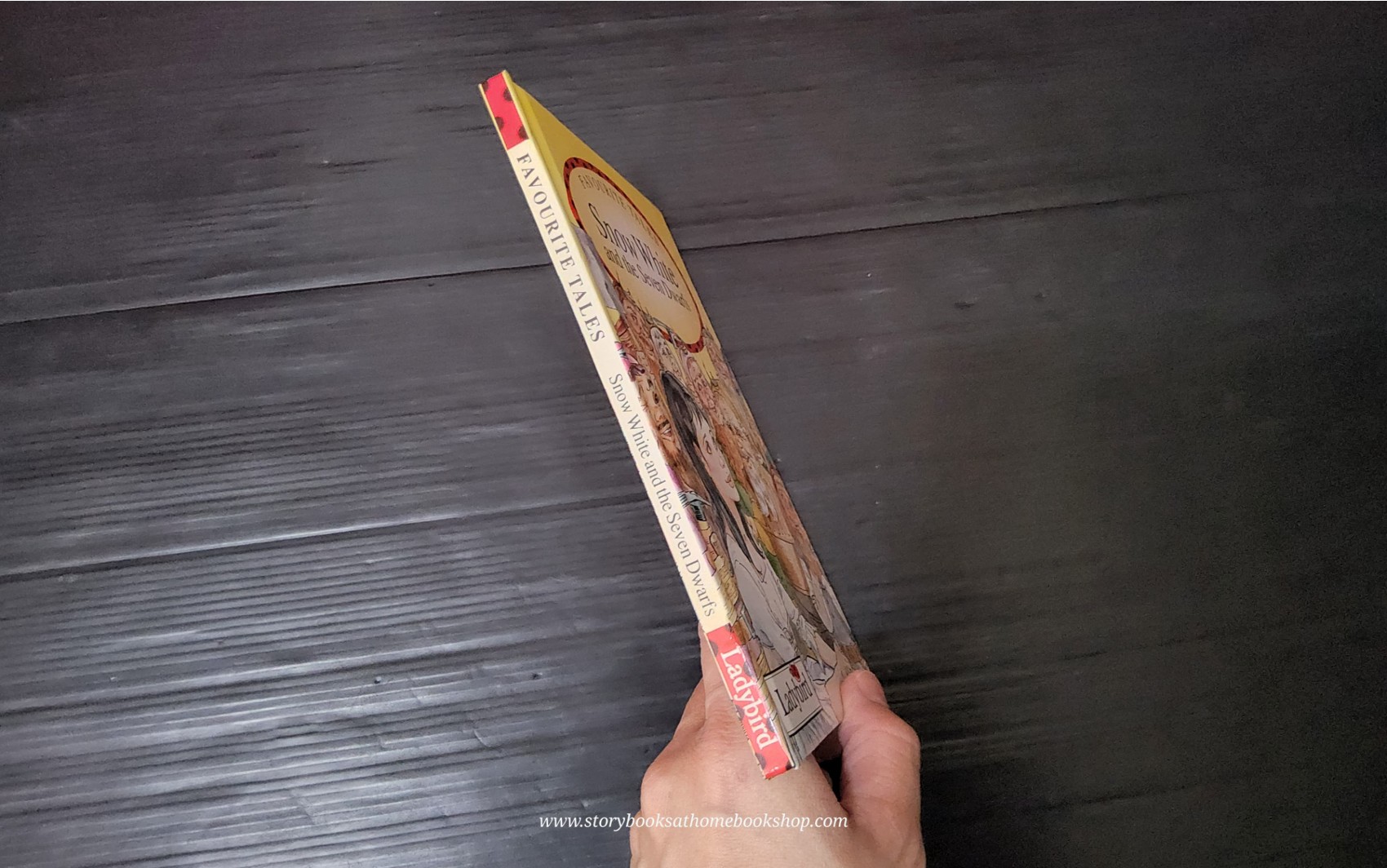 หนังสือนิทานปกแข็ง ** ♥️FAVOURITE TALES: SNOW WHIRE AND THE SEVEN DWARFS