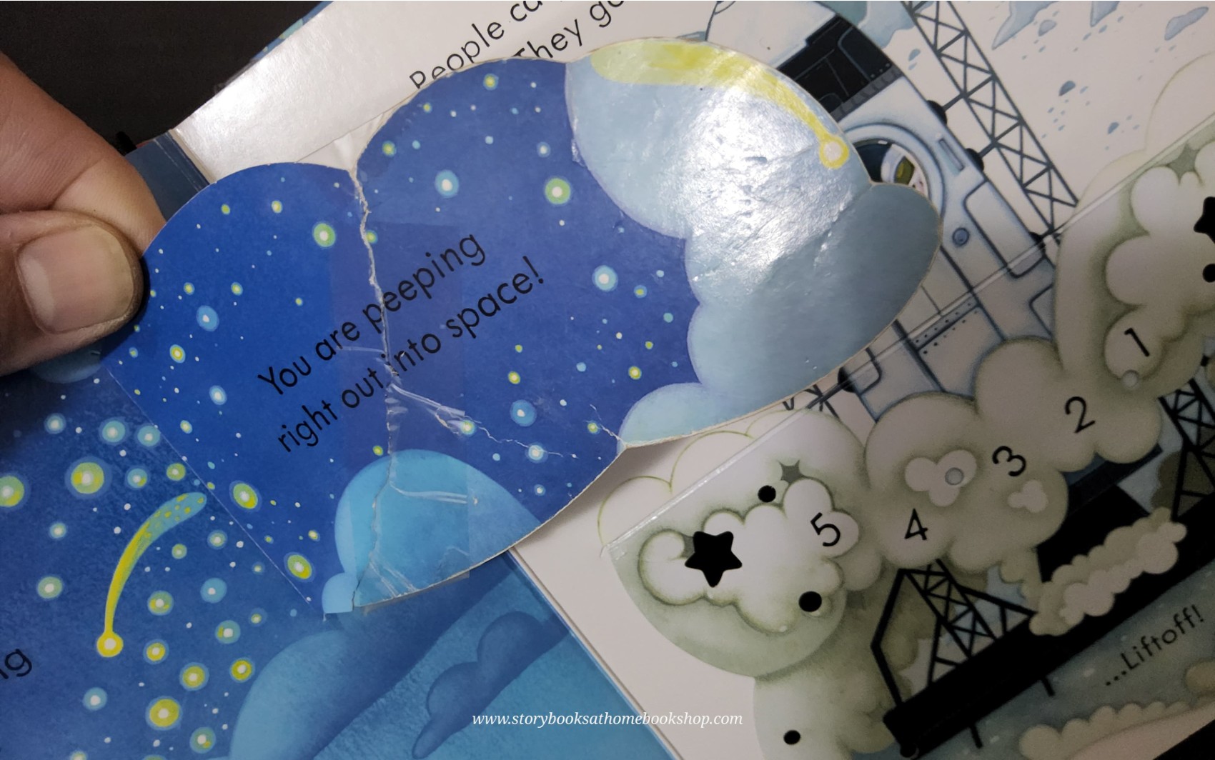 PEEP AND FLAP BOARD BOOK ** ð
ð
USBORNE PEEP INSIDE SPACE