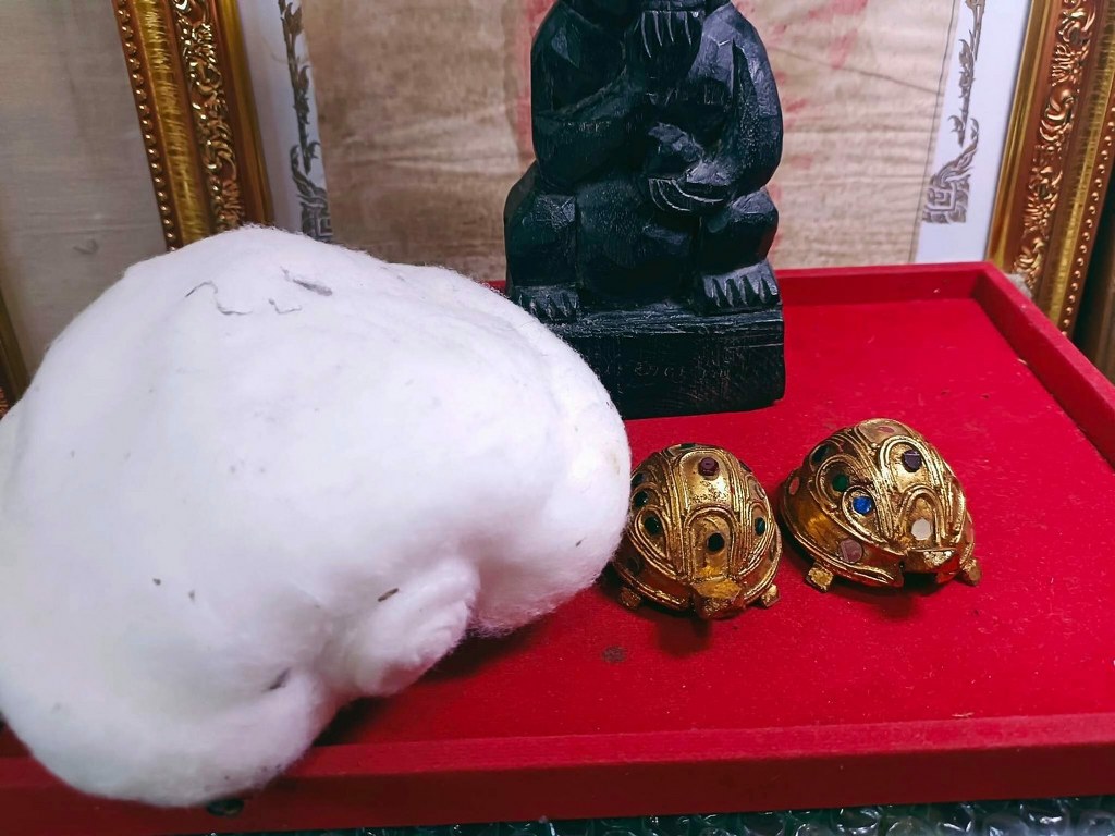 มีผู้บูชาแล้ว เต่าสำำลีขนาดบูชา หลวงปู่ครูบาชัยยะวงศา วัดพระพุทธบาทห้วยต้ม องค์นี้เป็นวัตถุมงคลอีกชิ้นหนึ่งที่ได้มาจากพระอาจารย์แก้ว พระอาจารย์แก้วท่านเป็นพระวัดพระพุทธบาทห้วยต้มมาก่อน ปัจจุบันนี้ท่านอยู่ที่สำนักสงฆ์แห่งหนึ่งที่อำเภอเถิน