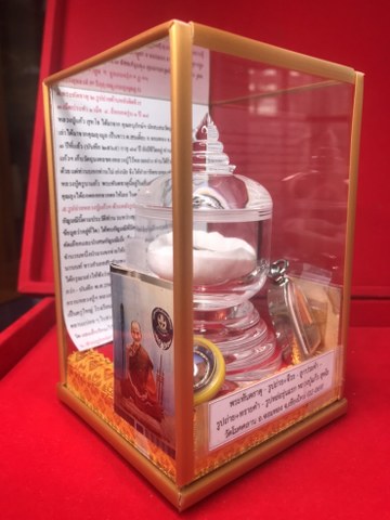 ๑. พระทัตธาตุ ครูบาแก้ว สุทโธ ๒.รูปถ่ายด้านหลังติดจีวร ๓. ล็อกเกตรุ่นแรก ปี ๑๘ ๔. เม็ดประคำจำนวน ๑ เม็ด ๕. รูปถ่ายด้านหลังติดพลอยคำ และ ๖.รูปหล่อรุ่น ๑ ของหลวงปู่แก้ว สุทโธ วัดดอยโมคลาน จ.เชียงใหม่