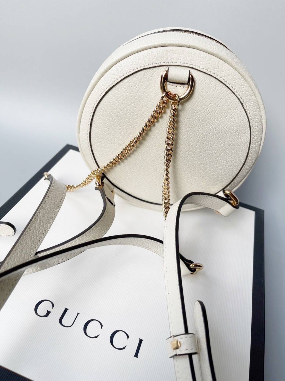 มาพร้อมกล่อง NEW GUCCI OPHIDIA MINI ROUND SHOULDER BAG คล้องไหล่ได้ & สะพายเป้ได้ Size 6.3 x 6.3 x 1.6 นิ้ว อุปกรณ์. กล่องสีขาวดำ ถุงผ้า การ์ด