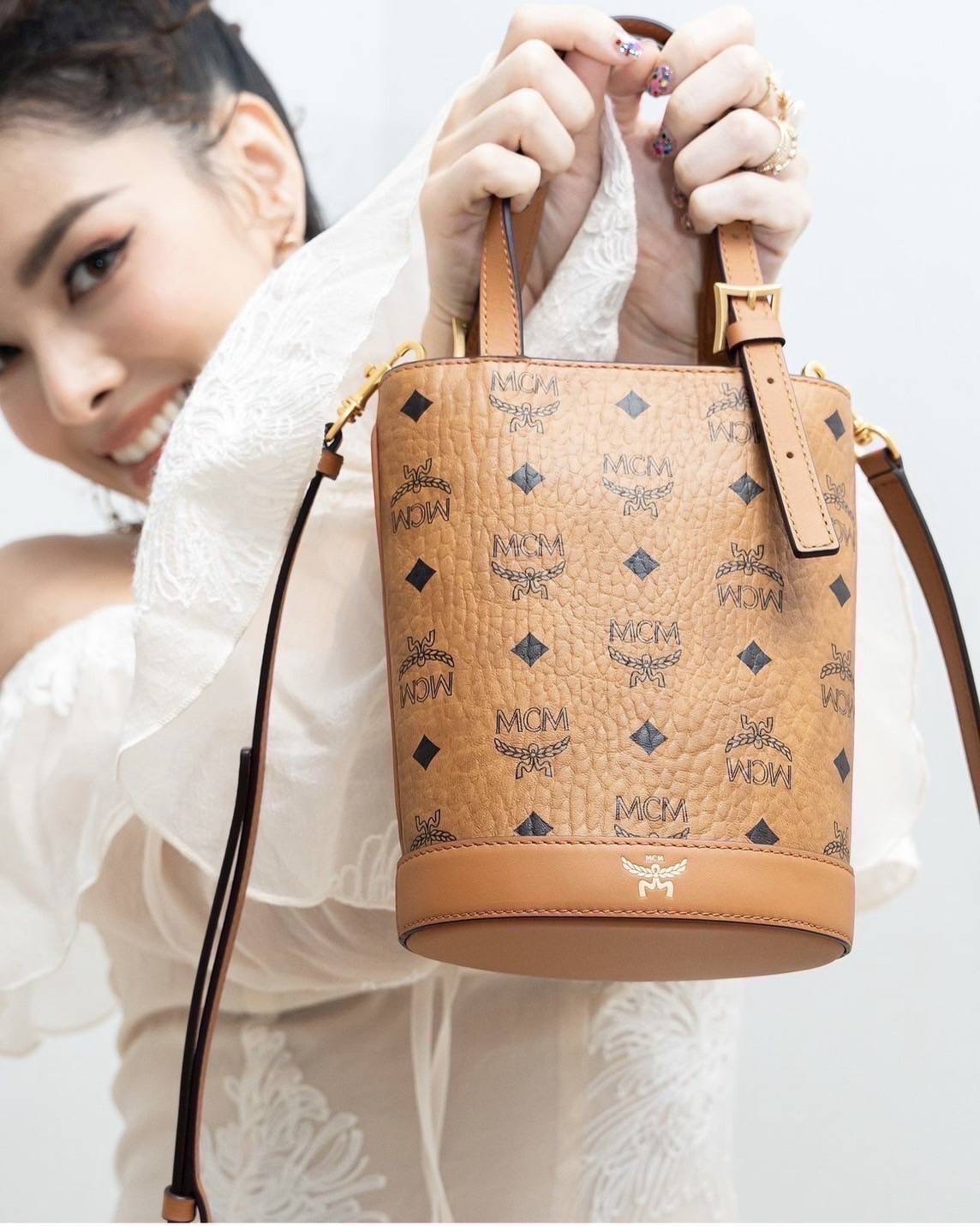 NEW MCM AREN BUCKET TOTE IN VISETOS Sz. 6” (L) x 7.5” (H) x 3.7” (D) อุปกรณ์.ถุงผ้า/การ์ดช็อป