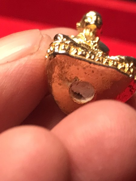 รูปหล่อหลวงปู่ครูบาชัยยะวงศา วัดพระพุทธบาทห้วยต้ม รุ่นแรก พ.ศ. 2527 กะไหล่ทอง ใต้ฐานอุดผงและเส้นเกศา