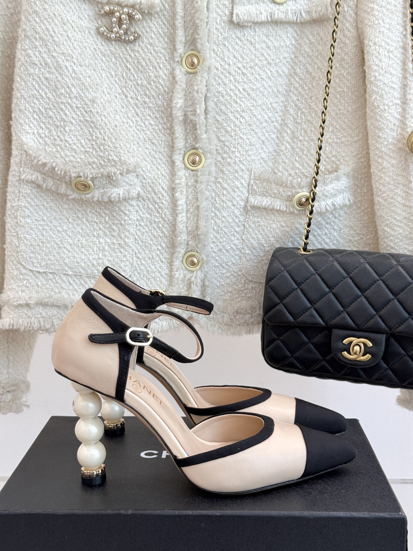 [Pre-order] รองเท้า Chanel Beige/Black Leather CC Cap-Toe Pearl Heel เกรดที่ดีที่สุด