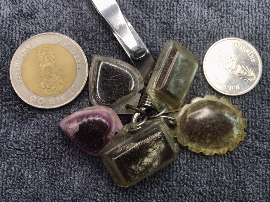 พระเกศาครูบาเจ้าศรีวิชัย และครูบาเจ้าอภิชัยขาวปี จ.ลำพูน จำนวน 5 เลี่ยมนี้ ได้มาจาก ร.ต.ต. ประดิษฐ์ อดีตนายตำรวจบ้านโฮ่ง จ.ลำพูน พระเกศาจำนวน 5 เลี่ยม ลุงประดิษฐ ์ได้มาจากผู้เฒ่าท่านหนึ่งในบ้านปวง อ.ลี้ เมื่อสมัย 30 ปีก่อน ราว ๆ พ.ศ.2532