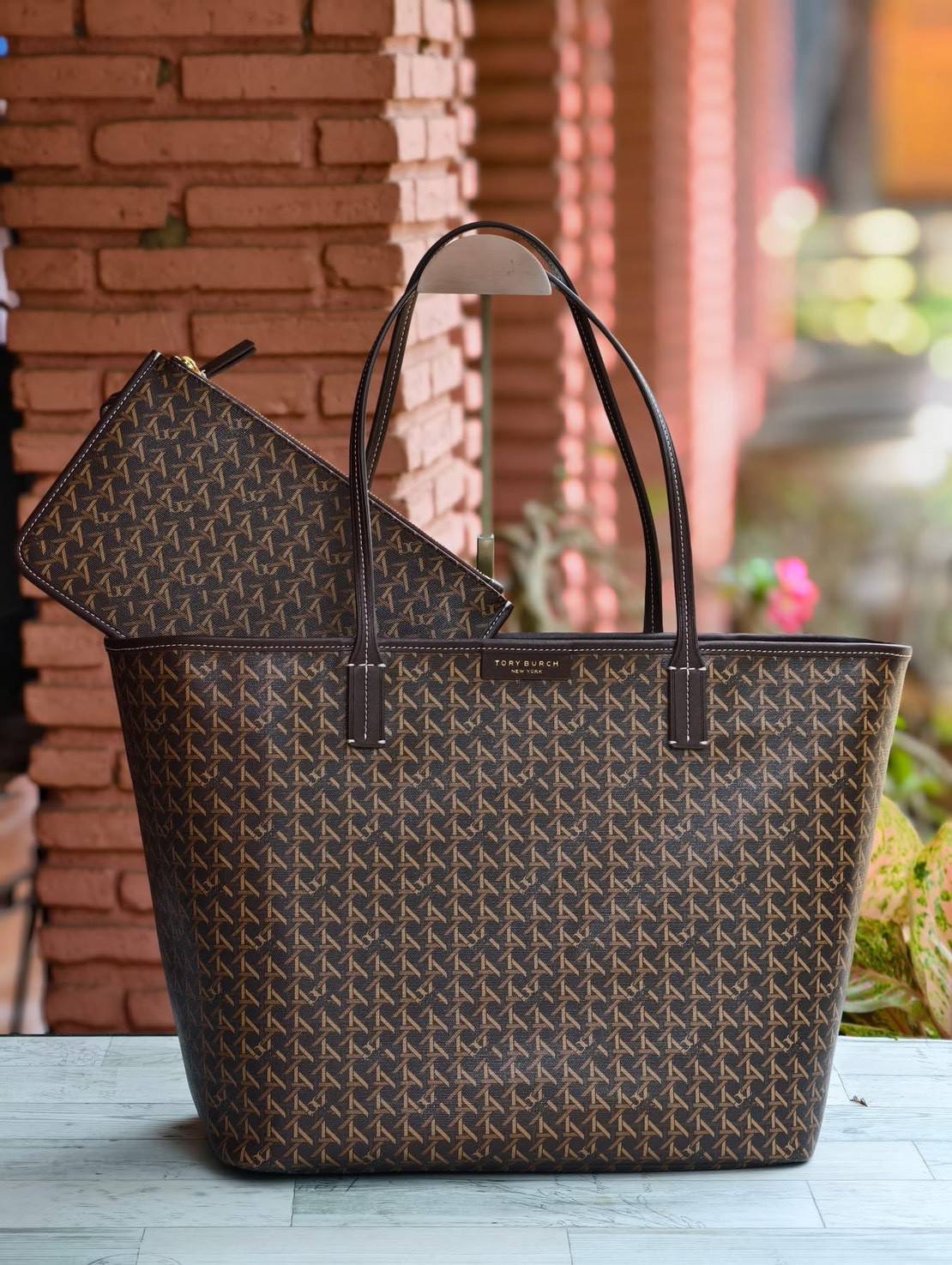 New Tory Burch ever ready tote ขนาด สูง 11 นิ้ว ยาว 18.5 นิ้ว กว้าง 6.5 นิ้ว