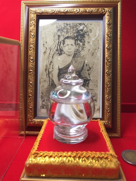 พระทันตธาตุ หลวงปู่ครูบาพรหมจักร วัด พระพุทธบาทตากผ้า จ.ลำพูน