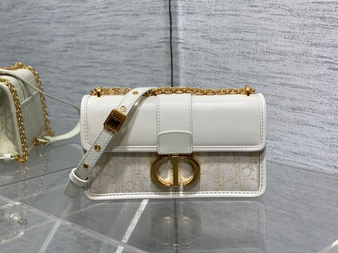 [Pre-order]กระเป๋าDior East-West 30 Montaigne หนังลูกวัวแบบเรียบและผ้าเดนิมลาย Dior Oblique งานเกรด Vip คุณภาพดีที่สุด