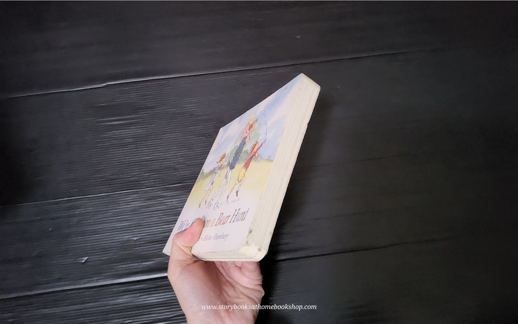 BOARD BOOK ** 🍅🍓 WE'RE GOING ON A BEAR HUNT BY MICHAEL ROSEN.HELEN OXENBURY