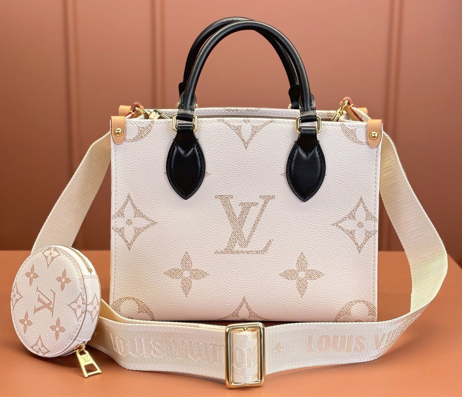 [Pre-order]กระเป๋า Tote bag Louis Vuitton OnTheGo PM M24533 Cream งานคุณภาพที่ดีที่สุด