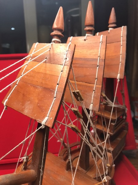 เรือใบ มีรอยจารหลวงปู่ครูบาชัยยะวงศา บนใบเรือใบหน้า และใบกลาง เป็นของกำนันแก้ว กำนันแก้วท่านเป็นคนบ้านห้วยไฟ ต.แม่อาว อ.ป่าซาง ใกล้ดอยทุ่งหัวช้าง