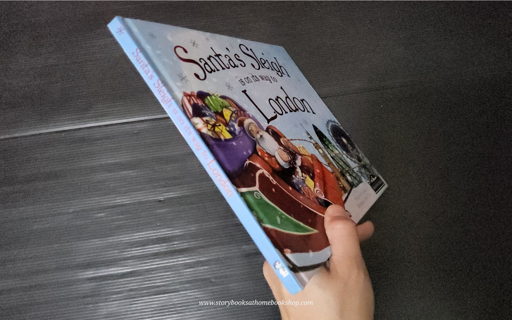 หนังสือนิทานปกแข็ง* 🍓🍓SANTA'S SLEIGH IS ON ITS WAY TO LONDON