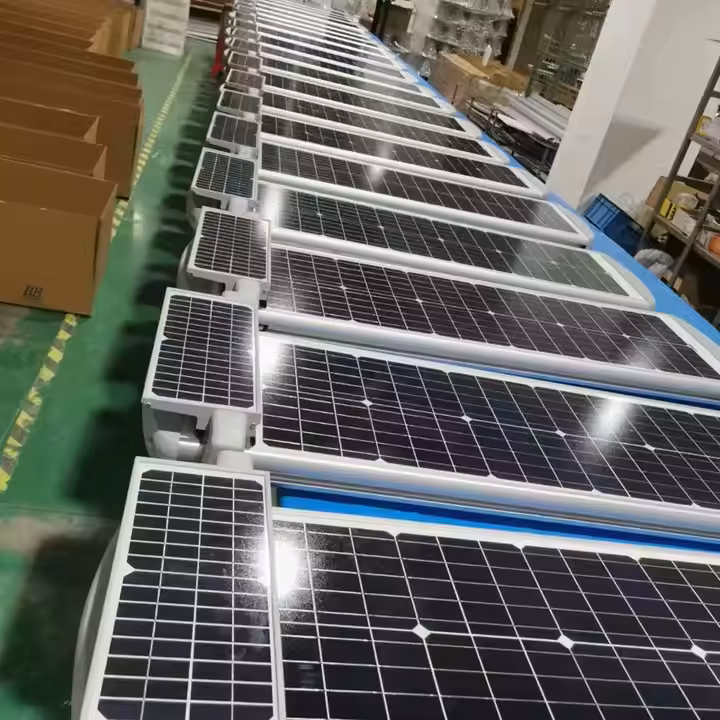 ไฟถนนโซล่าเซลล์ทำความสะอาดอัตโนมัติ