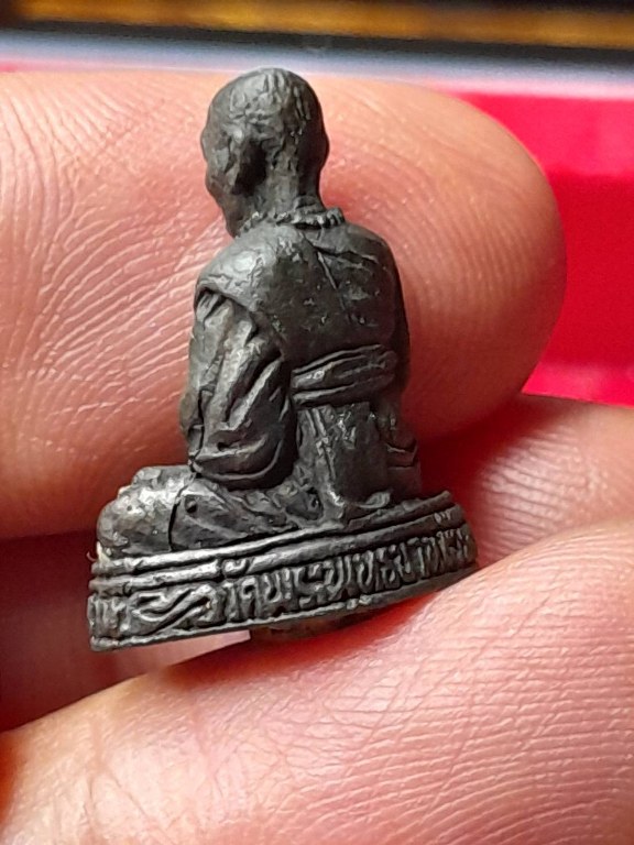 รูปหล่อครููบาชัยยะวงศา รุ่นเมตตามหาลาภ ปี ๓๕ ใต้ฐานบรรจุพระธาตุสิวลี พระธาตุอรหันต์ และดินจากสังเวชนียสถาน 4 แห่ง และ เกศาหลวงปู่