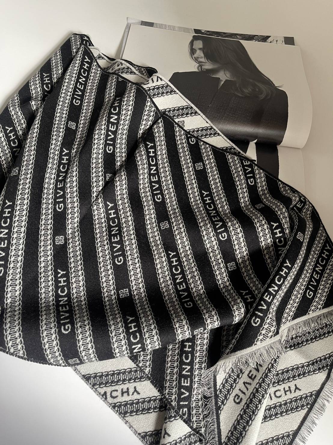 New Givenchy ผ้าพันคอ Size 75 x 8 นิ้ว ใช้ได้ 2 ด้าน อุ่นมาก 88% wool, 8% silk, 8% virgin wool